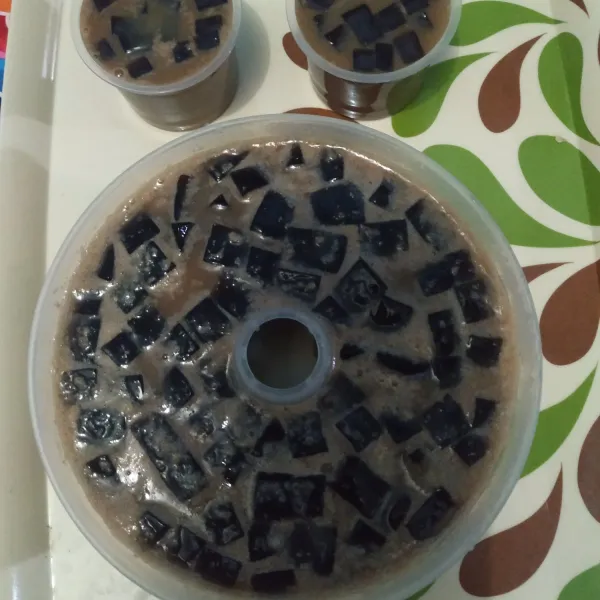 Tuang adonan puding ke dalam loyang, biarkan dingin/mengeras, masukkan kulkas dulu sebelum disajikan biar lebih adem.