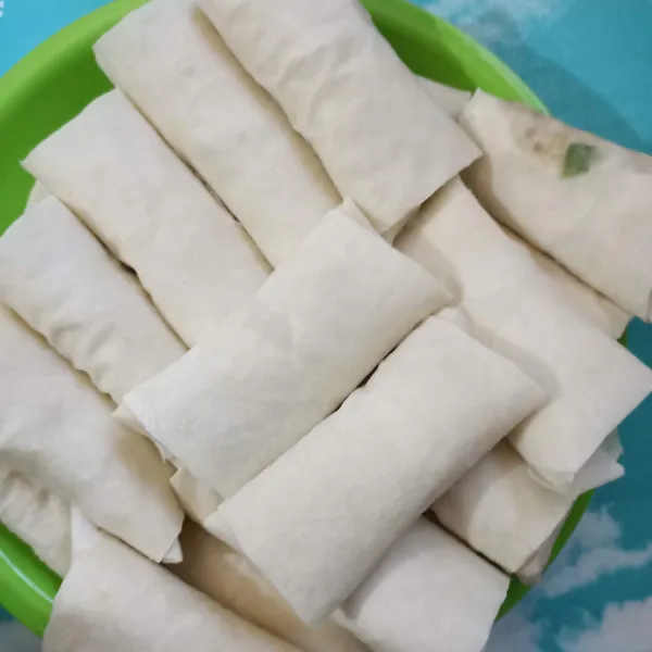 Goreng lumpia pakai api sedang angkat setelah kecoklatan.