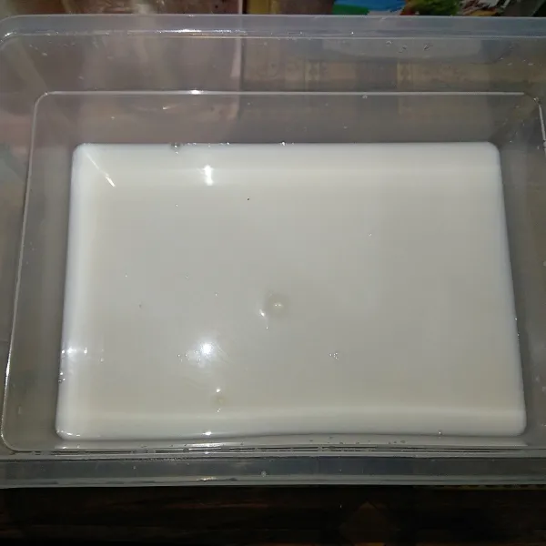 Campur air dengan kental manis, aduk rata, sisihkan.