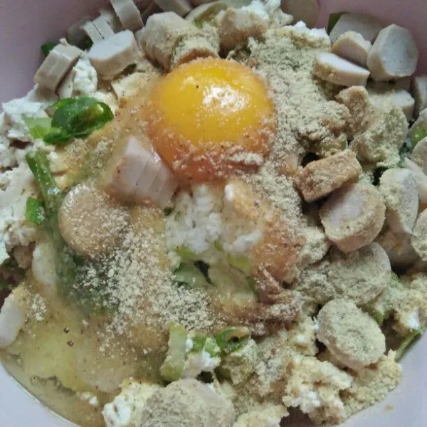 Masukkan telur, sosis, daun bawang, merica dan garam aduk rata dengan tahu yang sudah dihaluskan.