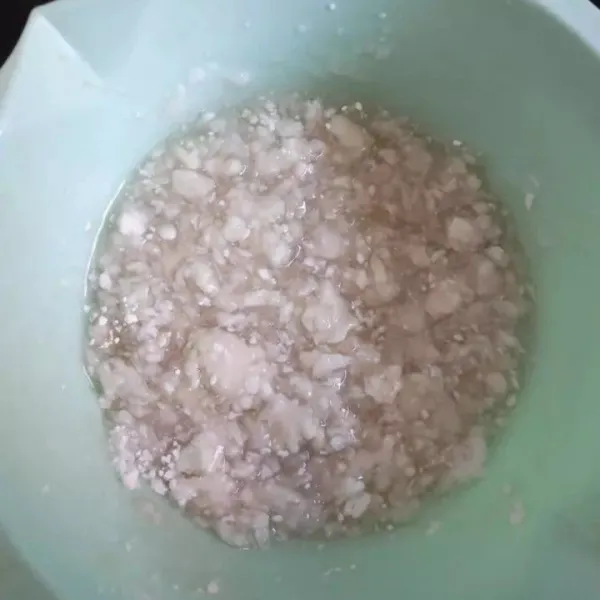 Cenil : didihkan 300ml air, kemudian ambil sekitar 6 sendok makan tepung tapioka dari total keseluruhan tepung, lalu aduk rata.