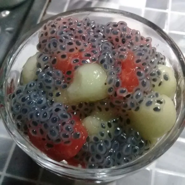 Tata melon, semangka dan biji selasih ke dalam mangkok saji, beri secukupnya es batu.