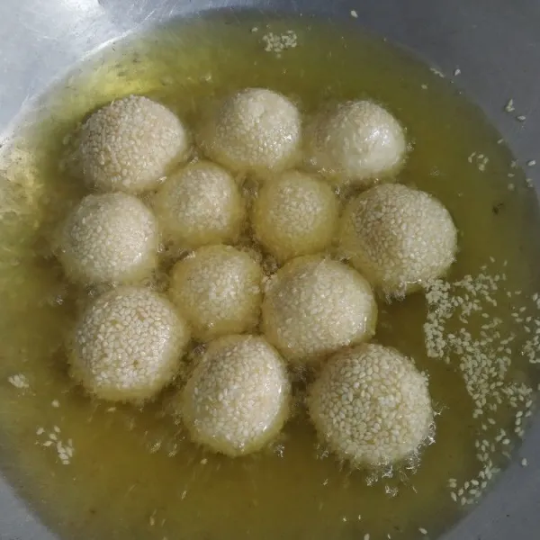 Jika onde-onde sudah mengembang besarkan apinya sambil diaduk sesekali.