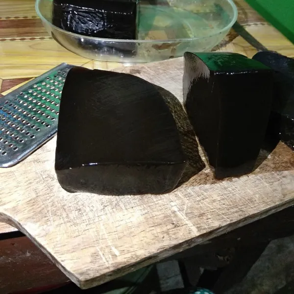 Parut cincau hitam dengan parutan keju.