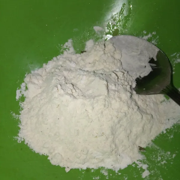 Buat bahan pencelup dengan mencampur semua tepung. Tambahkan air secukupnya, atur kekentalan.
