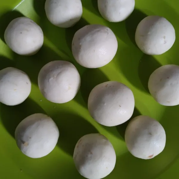 Ini onde-onde yang sudah diisi dan dibulatkan.