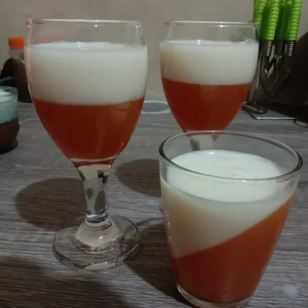 Biarkan uap hilang lalu tuang ke atas lapisan wortel.