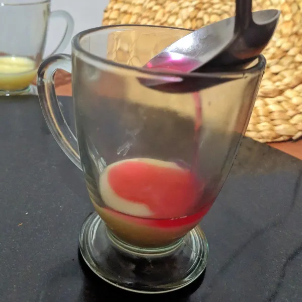 Tuang air rebusan secang dan jahe ke dalam gelas.