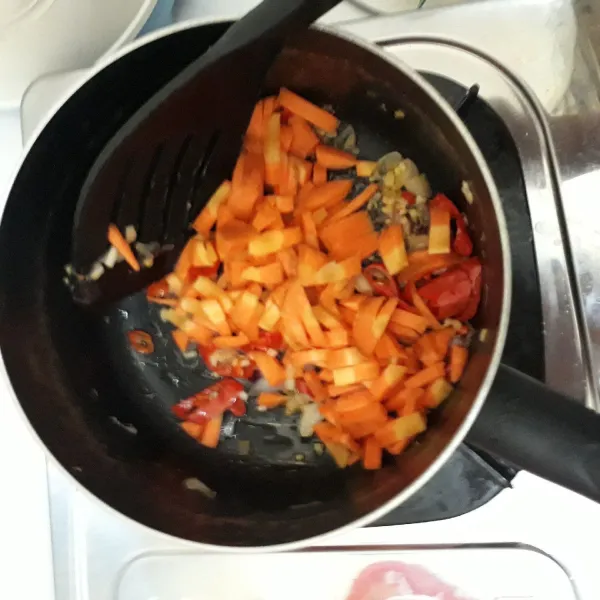 Masukkan irisan wortel yang telah dipotong korek api. Beri sedikit air dan tambahkan garam dan merica secukupnya.