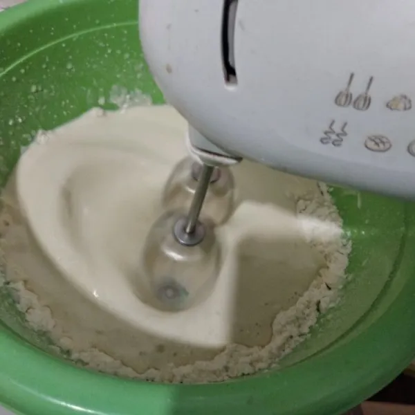 Dalam wadah terpisah, campur air, susu dan vanilla extract (Bahan A), aduk rata. Tuang ke dalam bahan B (campuran tepung) mixer hingga rata dengan kecepatan rendah.