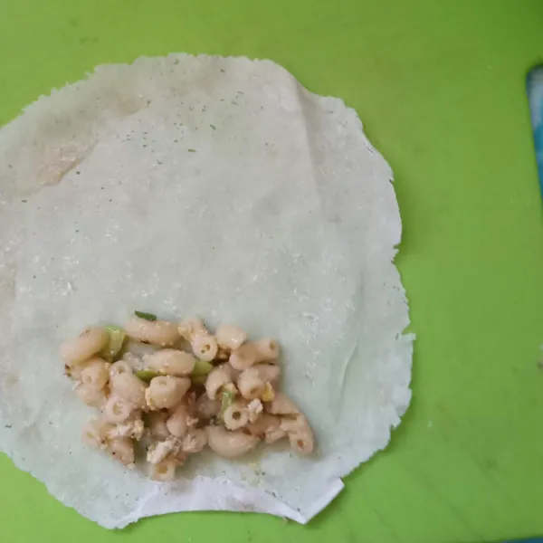 Isi ke dalam kulit lumpia.