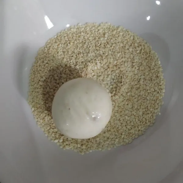 Celupkan onde-onde ke dalam air, lalu masukan ke dalam wijen sambil digulingkan dan sedikit dipadatkan agar wijen menempel sempurna.