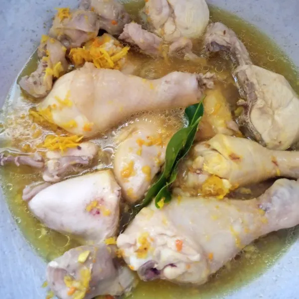 Masak hingga air menyusut dan ayam matang. Siap disajikan, simpan dalam wadah kedap udara, simpan di chiller.
