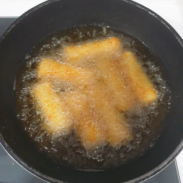 Panaskan minyak kemudian goreng Risoles Carbonara sampai berwarna kuning keemasan, angkat dan tiriskan. Sajikan dengan saus cabe. Yummy!