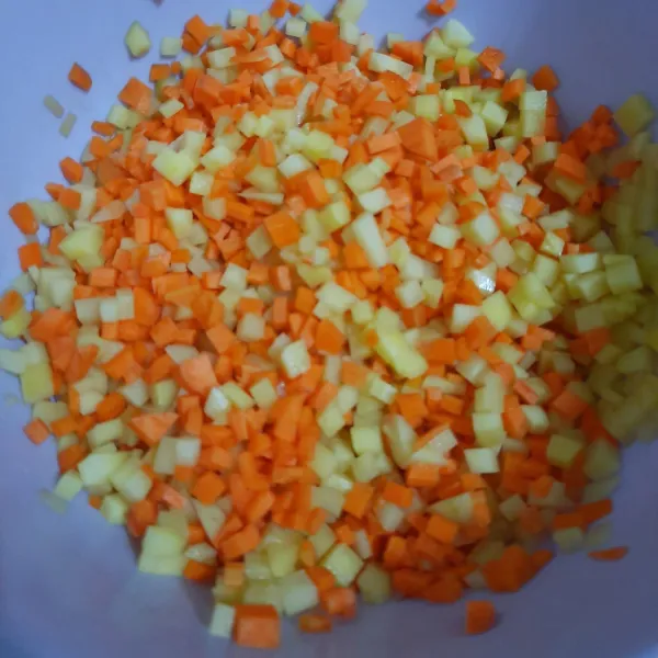 Potong wortel dan kentang seperti dadu kecil.