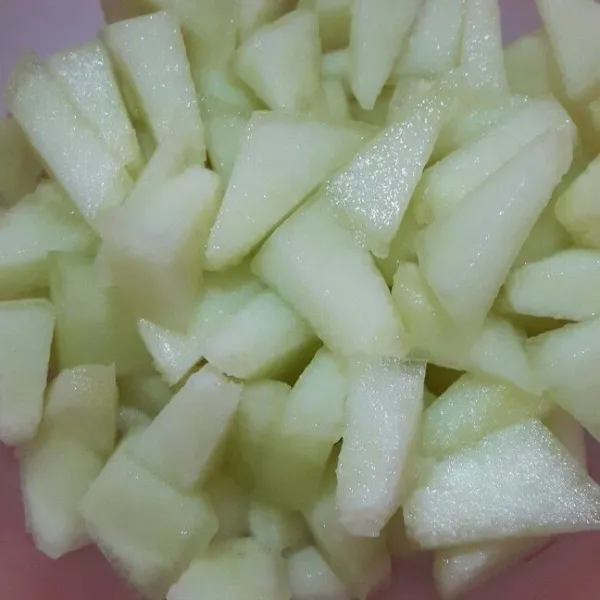 Potong-potong melon sesuai selera.