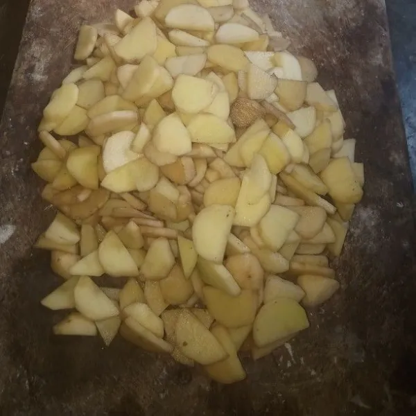 Siapkan kentang lalu di potong menurut selera setelah di potong terus di cuci