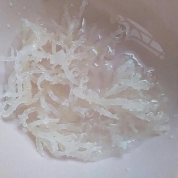 Rendam rumput laut dengan air.