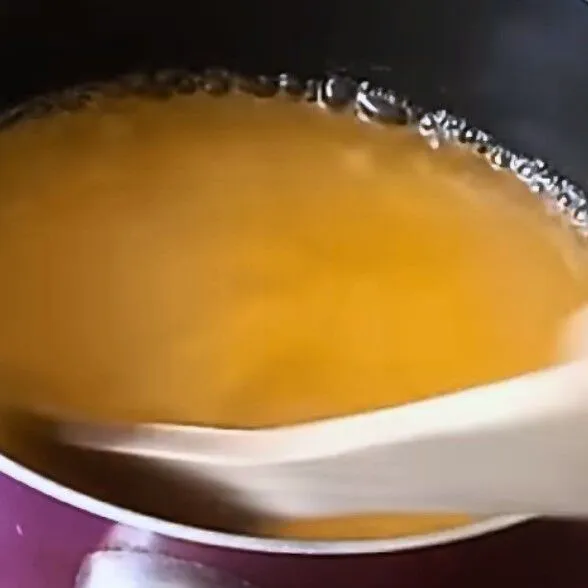 Dalam panci masukkan air, bubuk jelly dan gula, rebus hingga mendidih.