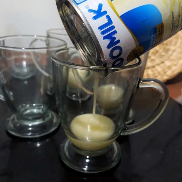Tuang susu kental manis sesuai selera ke dalam gelas.