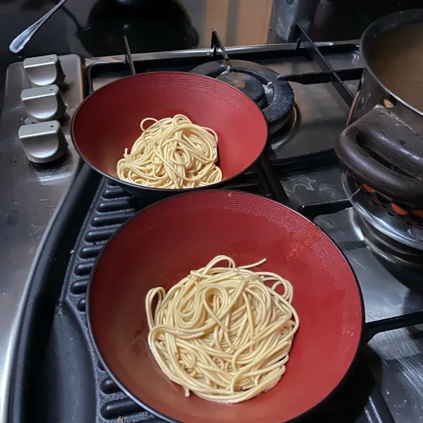 Tuangkan ramen dan kuah ke dalam mangkuk.