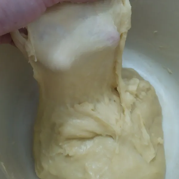 Ini hasil mixer sudah kalis elastis ya, karena adonan lengket saya sarankan menguleni dengan mixer.