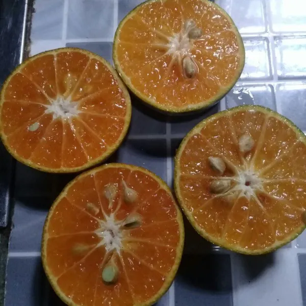 Belah jeruk jadi dua.