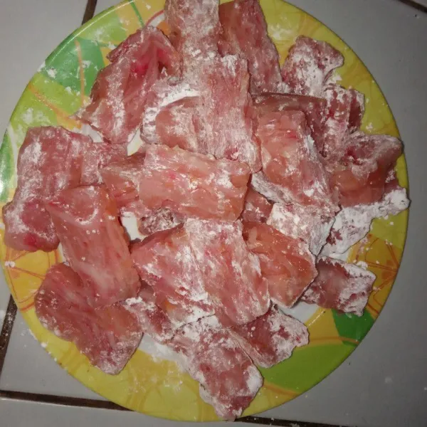 Potong cipuk sesuai selera. Taburi tapioka di permukaan cipuk yang sudah dipotong.