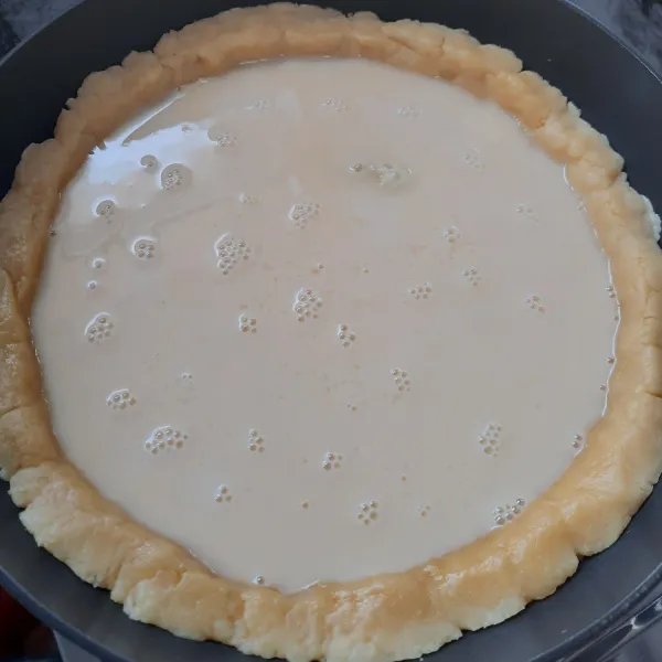 Gunakan saringan dan masukkan vla ke atas crust pie. Tutup teflon dan masak dengan api kecil.