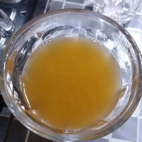 Kemudian peras, ambil airnya.