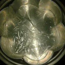 Panaskan kukusan. Letakkan loyang yang sudah dialasi plastik di dalamnya.