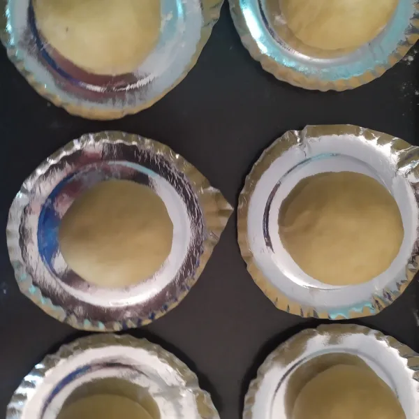 Cetak adonan sesuai selera, tata di atas piring kertas, diamkan selama 15 menit.