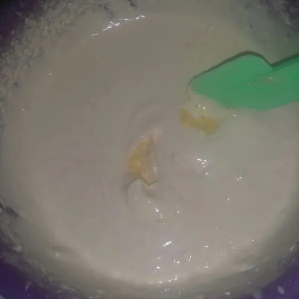 Masukkan margarin cair, aduk rata pakai spatula. Pastikan tidak ada margarin yang mengendap di bawah.
