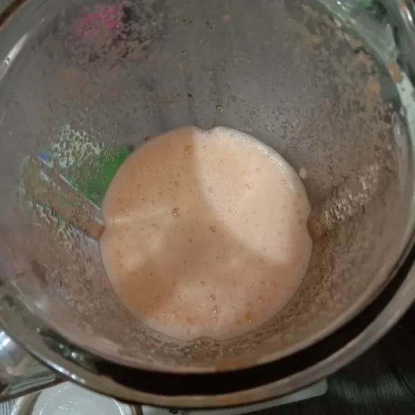 Blender wortel dgn 500 ml air kemudian saring.