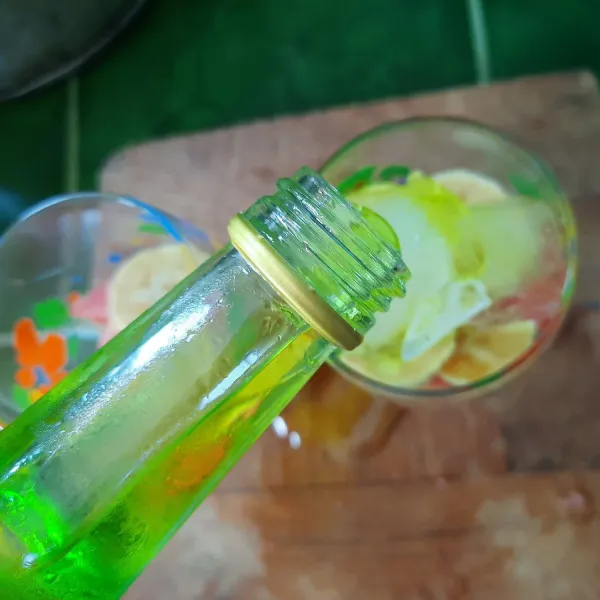 Masukkan sirup melon, SKM, selasih dan tambahkan air beserta es batu, sajikan.