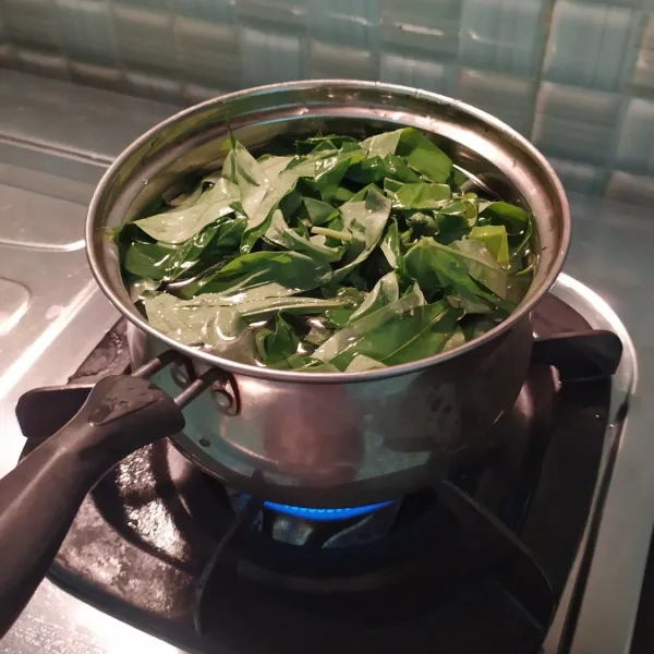 Rebus daun pucuk ubi dengan air biasa terlebih dahulu agar lebih lunak, karena kalau langsung dimasak dengan gulai lunaknya lama dan semakin lama santan dimasak akan mengeluarkan minyak.