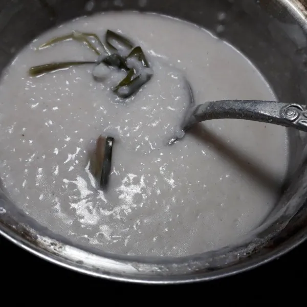 Masak sambil diaduk aduk hingga menjadi bubur.