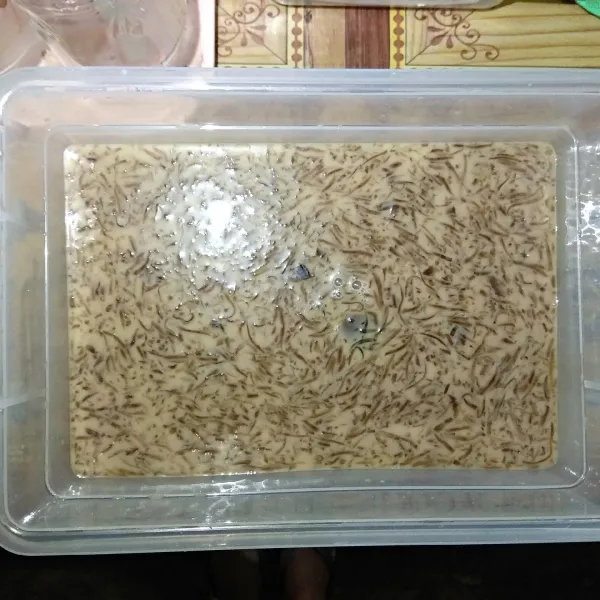 Setelah itu masukan air gula jawa nya tadi, aduk rata, dan es cincau siap disajikan 😍