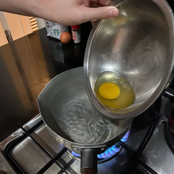 Masak poached egg dengan teknik water-whirlpool (aduk air hingga membuat pusaran air, baru tuangkan telur di pusat pusaran).