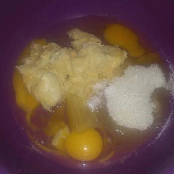 Siapkan wadah, mixer gula pasir, telur, buah durian, sp dan baking powder. Mixer dengan kecepatan tinggi sampai putih kental berjejak.