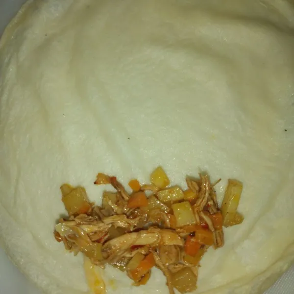 Ambil isian 1 sendok taroh di atas kulit risoles lalu gulung.