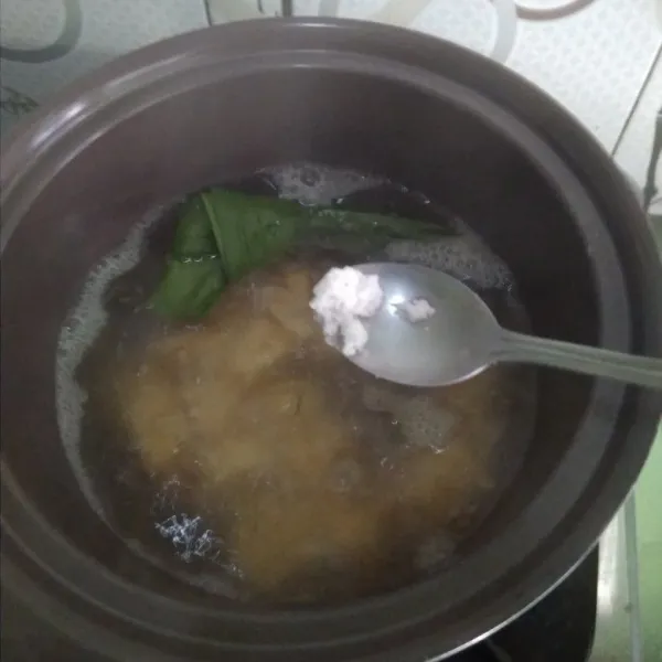 Didihkan air dikasih daun pandan setelah mendidih masukkan ubi dan garam masak sejenak sampai setengah matang.