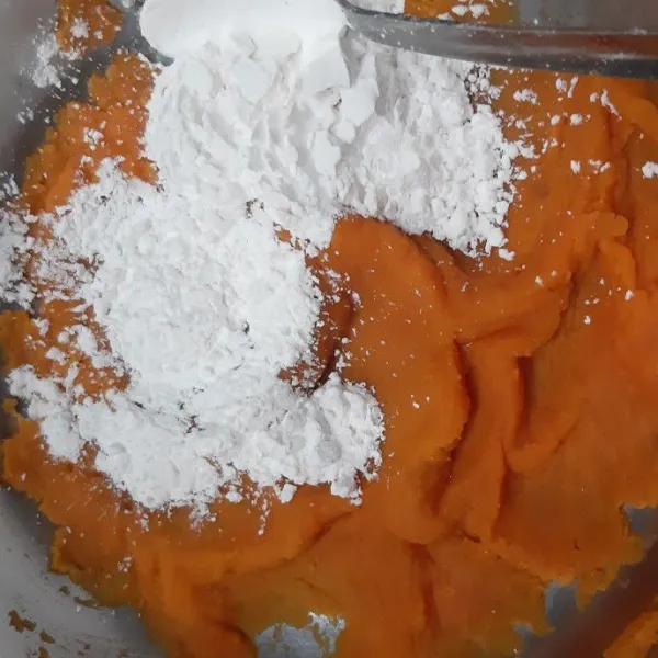 Haluskan ubi kemudian campurkan dengan tepung kanji dan 3 sdm gula pasir hingga adonan tidak lengket.
