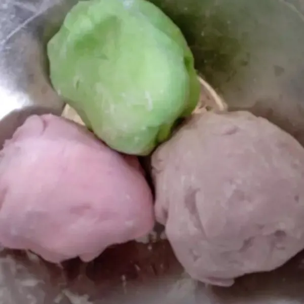 Bagi adonan menjadi 3 bagian dan beri pewarna makanan.