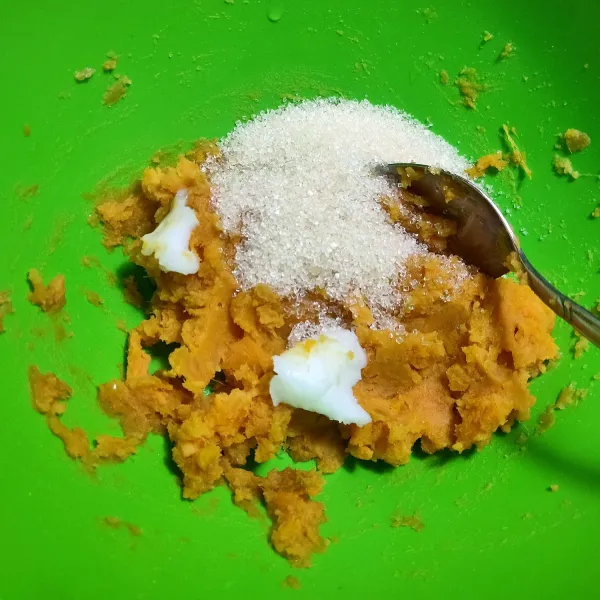 Setelah ubi matang, haluskan, lalu masukkan gula pasir dan mentega putih.