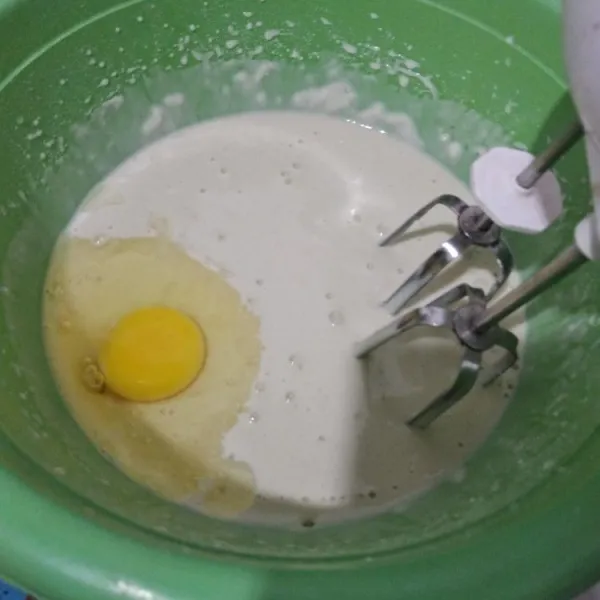 Tambahkan telur satu persatu sambil dimixer kecepatan rendah. Matikan mixer