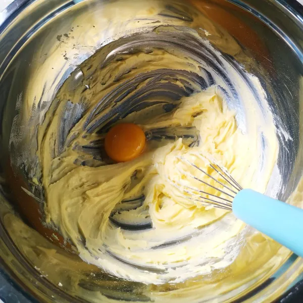 Masukkan kuning telur lalu kocok lagi sampai tercampur rata dan jadi creamy lembut.