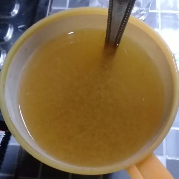Masukkan juga air jeruk peras, aduk rata.