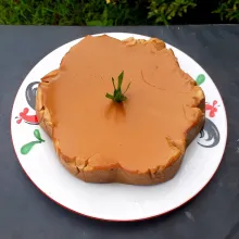 Angkat kue, dinginkan sebentar. Kemudian lepaskan plastiknya, sajikan