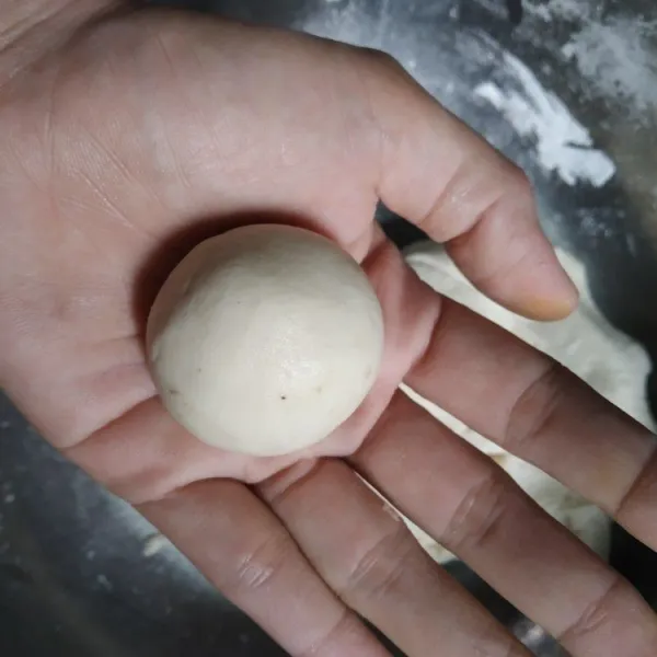 Bulatkan sampai licin, lakukan hal yang sama sampai adonan habis.